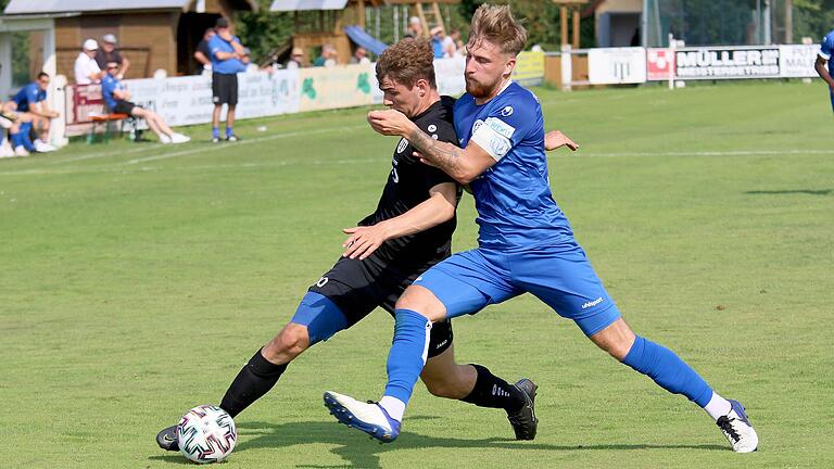 Timm Strasser (links) vom FC Sand wird von Calvin Gehret vom FV 04 Würzburg bedrängt. Das Hinspiel gewannen die Sander mit 4:0. Es war das erste Spiel von Harald Funsch als designierter FV-Trainer. Nun steht in der Fußball-Bayernliga das Rückspiel an.