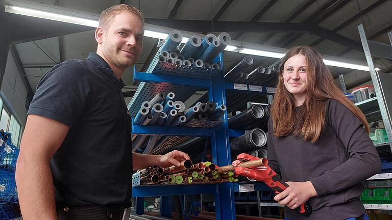 Pauline Rauch (rechts) macht bei Hannes Brückner eine Ausbildung zur Anlagenmechanikerin Sanitär-, Heizungs- und Kältetechnik. Er legt großen Wert darauf, dass die Auszubildenden in seinem Unternehmen Eigeninitiative zeigen und in den Arbeitsalltag eingebunden werden.