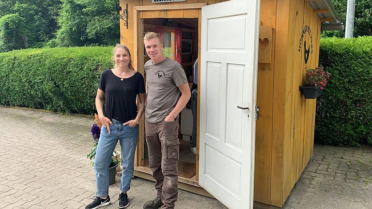 „Pädagogen“ unter sich: Die ehemalige Klassenlehrerin Manuela Kern mit dem heutigen Landwirtschaftsmeister Elias Breitenbach-Kohlmann.