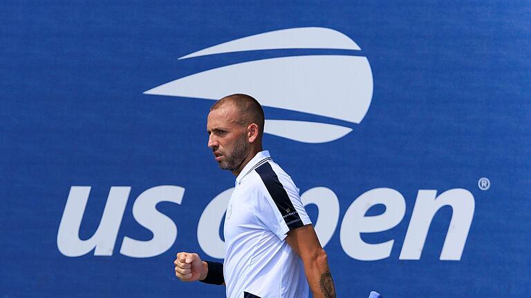 ATP-Tour - US Open       -  Daniel Evans feiert den Gewinn des längsten Matches der modernen US-Open-Geschichte.