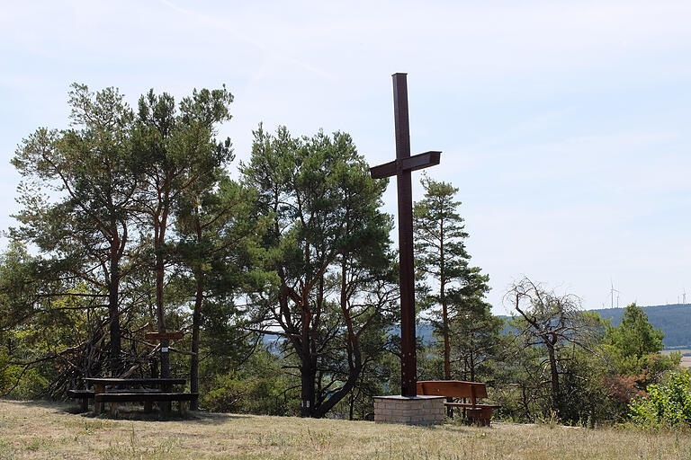 Das 'Gipfelkreuz' am Lauertalblick oberhalb von Burglauer ist ein Hingucker. Das 'Gipfelkreuz' am Lauertalblick oberhalb von Burglauer ist ein Hingucker.
