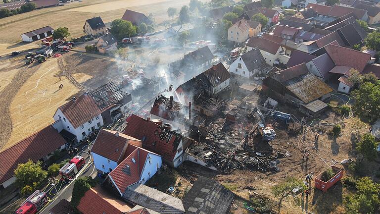 Ein Drohnenbild von Platz, einem Ortsteil von Geroda (Lkr. Bad Kissingen), das der Kommandant der Feuerwehr Burkardroth-Wollbach-Zahlbach zur Verfügung gestellt hat. Am Mittwoch kam es dort zu einem Großbrand.