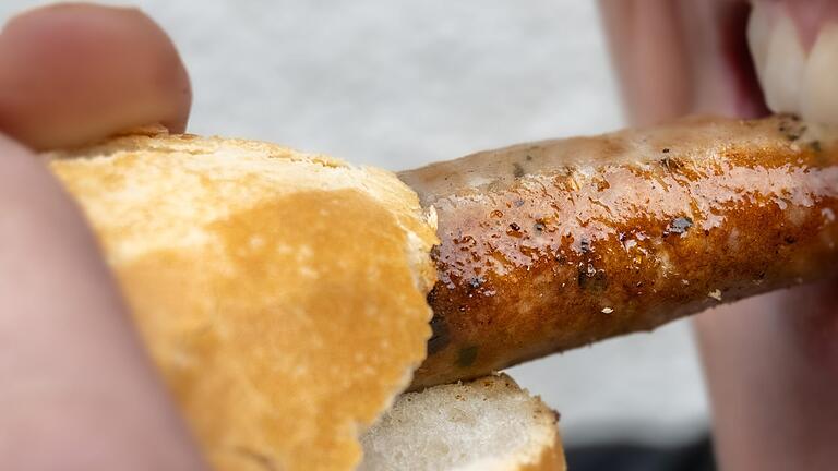 Zum Anbeißen? Oder schreckt der gestiegene Bratwurst-Preis inzwischen vom Kauf ab? So viel zahlt man in Rhön-Grabfeld für die Grillwurst im Brötchen. Zum Anbeißen? Oder schreckt der gestiegene Bratwurst-Preis inzwischen vom Kauf ab? So viel zahlt man in Rhön-Grabfeld für die Grillwurst im Brötchen. 