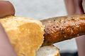 Zum Anbeißen? Oder schreckt der gestiegene Bratwurst-Preis inzwischen vom Kauf ab? So viel zahlt man in Rhön-Grabfeld für die Grillwurst im Brötchen.&nbsp;
