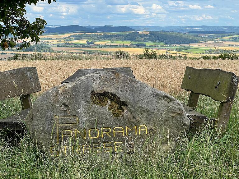 Bitte Platz nehmen: Die Picknickbank an der Panoramastraße bei Buch. Bitte Platz nehmen: Die Picknickbank an der Panoramastraße bei Buch.