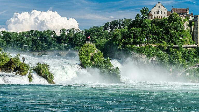 Der Rheinfall in Schaffhausen gilt als beliebteste Touristen-Attraktion der ganzen Schweiz. Der Rheinfall in Schaffhausen gilt als beliebteste Touristen-Attraktion der ganzen Schweiz. 