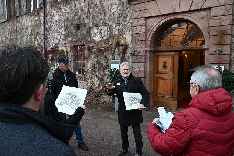 Anhand des Merian-Stichs aus dem 17. Jahrhundert konnte man gut die Veränderungen sehen, die Abt Joseph Hartmann in Kloster Bronnbach getätigt hatte, berichtete Gästeführer Kurt Lindner. Anhand des Merian-Stichs aus dem 17. Jahrhundert konnte man gut die Veränderungen sehen, die Abt Joseph Hartmann in Kloster Bronnbach getätigt hatte, berichtete Gästeführer Kurt Lindner.