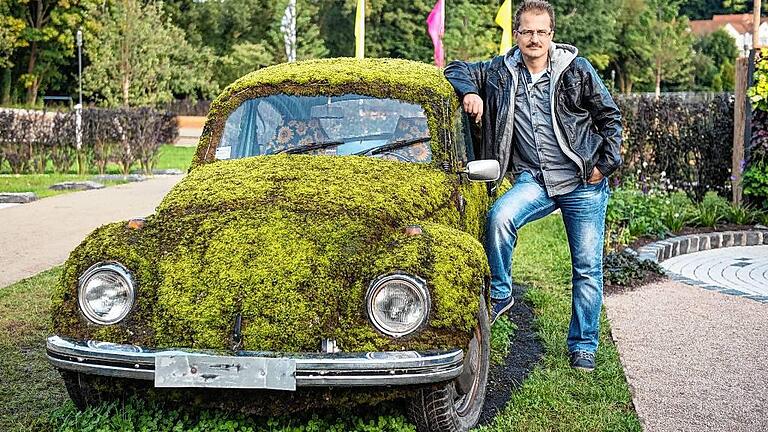Familienfoto - Einen VW Käfer hat Patrick Vogt aus Neutzenbrunn mit Moos begrünt. Der Gartenbauingenieur macht damit bei der Bayerischen Gartenschau in Alzenau auf seinen Betrieb aufmerksam. Familienfoto - Einen VW Käfer hat Patrick Vogt aus Neutzenbrunn mit Moos begrünt. Der Gartenbauingenieur macht damit bei der Bayerischen Gartenschau in Alzenau auf seinen Betrieb aufmerksam.