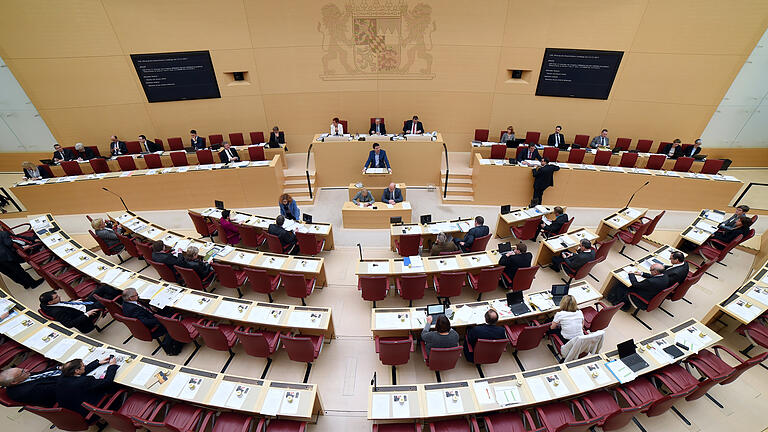 Bayerischer Landtag - ARCHIV - Blick ins Plenum des Bayerischen Landtags in München (Bayern) am 13.12.2017 (zu dpa «SPD ist Spitzenreiter bei Anfragen im Landtag» vom 10.01.2018) Foto: Andreas Gebert/dpa +++(c) dpa - Bildfunk+++ | Verwendung weltweit Bayerischer Landtag - ARCHIV - Blick ins Plenum des Bayerischen Landtags in München (Bayern) am 13.12.2017 (zu dpa «SPD ist Spitzenreiter bei Anfragen im Landtag» vom 10.01.2018) Foto: Andreas Gebert/dpa +++(c) dpa - Bildfunk+++ | Verwendung weltweit
