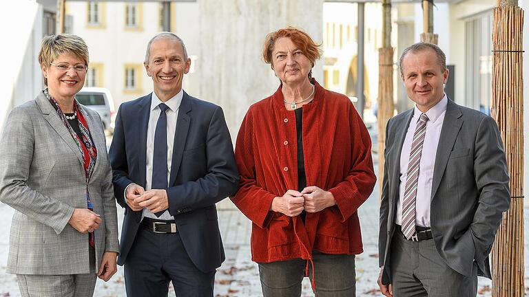 Einmal im Jahr treffen sich Vertreter der Deutschen Rentenversicherung Bund in Würzburg. Annelie Buntenbach (Mitte) mit Gundula Roßbach, Alexander Gunkel und Stephan Fasshauer (von links) vor dem Würzburger Burkardushaus.