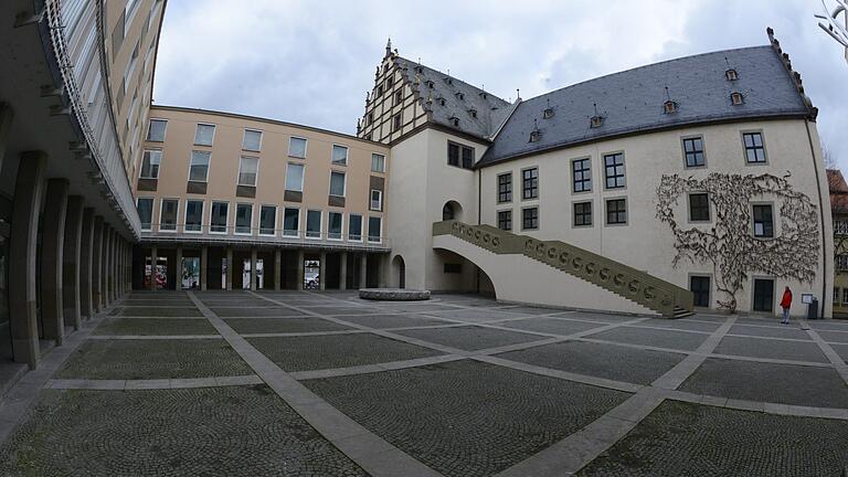Die Stimmung zwischen Oberbürgermeister Sebastian Remelé (CSU) und der Opposition im Stadtrat ist im Moment nicht gut. Der Grund dafür ist die ursprüngliche Absage einer Schul- und Kulturausschusssitzung, die aber nun auf Druck der Opposition doch nachgeholt wird.