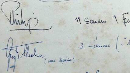 Eintrag im Gästebuch der Karlshöhe von Dezember 1959: Man sieht die Unterschriften von Prinz Philip, Georg Wilhelm, Prinz von Hannover und Berthold, Markgraf von Baden, beides Ehemänner von Prinz Philips Schwestern. Eintrag im Gästebuch der Karlshöhe von Dezember 1959: Man sieht die Unterschriften von Prinz Philip, Georg Wilhelm, Prinz von Hannover und Berthold, Markgraf von Baden, beides Ehemänner von Prinz Philips Schwestern.
