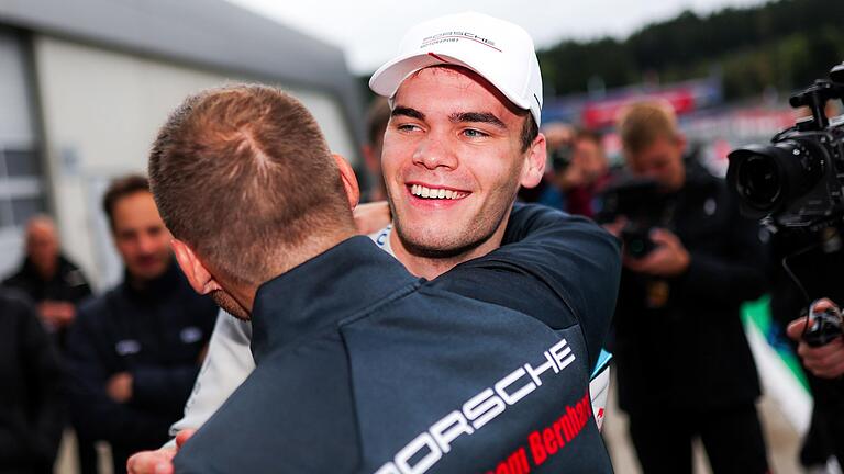 Teamkollegen beglückwünschen Rennfahrer Laurin Heinrich aus Kürnach zum erfolgreichen Abschluss seiner ersten DTM-Saison. Teamkollegen beglückwünschen Rennfahrer Laurin Heinrich aus Kürnach zum erfolgreichen Abschluss seiner ersten DTM-Saison.