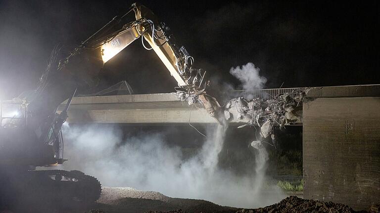 Unter Einsatz roher Gewalt fiel im Herbst 2023 die Brücke über die A3 bei Haidt. Bis die neue steht, wird es wohl bis Jahresende dauern. Unter Einsatz roher Gewalt fiel im Herbst 2023 die Brücke über die A3 bei Haidt. Bis die neue steht, wird es wohl bis Jahresende dauern.