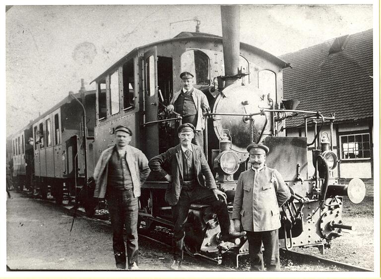 Glaskasten mit Personal in Volkach (um 1909).
