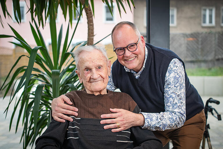 Holger Knaup (rechts) muss seinem Vater Georg regelmäßig sagen, wie die Würzburger Kickers am Wochenende gespielt haben. Holger Knaup (rechts) muss seinem Vater Georg regelmäßig sagen, wie die Würzburger Kickers am Wochenende gespielt haben.