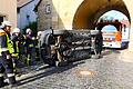 Unfall in der Königsberger Altstadt: Auf der Fahrerseite liegend kam das Fahrzeug vor dem 'Haßfurter Tor' zum Stehen.