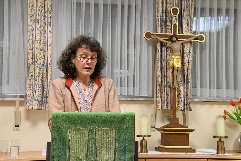 Kreisheimatpflegerin und Kreisarchivarin Claudia Wieland bereicherte den Abend mit Betrachtungen zu Sagen im Allgemeinen und zum Bauernkrieg im Besonderen. Kreisheimatpflegerin und Kreisarchivarin Claudia Wieland bereicherte den Abend mit Betrachtungen zu Sagen im Allgemeinen und zum Bauernkrieg im Besonderen.