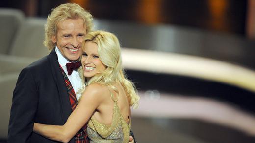 'Wetten, dass..?' aus Friedrichshafen       -  Am Samstag (03.12.2011) gegen 23.15 Uhr war es geschehen: Thomas Gottschalk - hier mit Showpartnerin Michelle Hunziker - hört nach 30 Jahren als Moderator der ZDF-Show «Wetten, dass...?» auf. Damit ging in der Rothaus Halle in der Messe in Friedrichshafen am Bodensee eine einzigartige Fernsehkarriere zu Ende. Gleichzeitig kochten Spekulationen hoch, wie es nach Gottschalk weitergeht.
