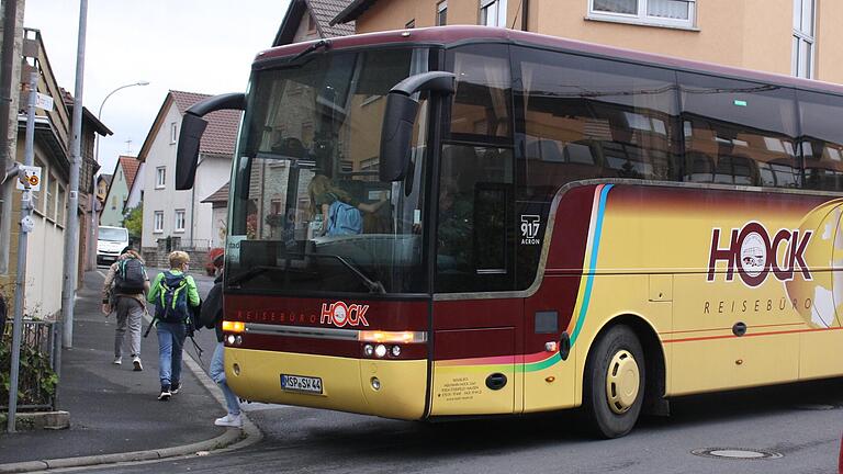 Der Schulbus hält in Zellingen mitten auf der Straße vor der Einmündung Mähderstraße. Der Schulbus hält in Zellingen mitten auf der Straße vor der Einmündung Mähderstraße. 