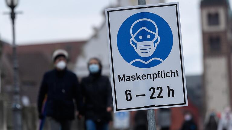 Wegen der anhaltend hohen Corona-Inzidenzwerte hat die Stadt Würzburg in einigen Bereichen der Innenstadt die Maskenpflicht bis zum 31. Januar verlängert. Wegen der anhaltend hohen Corona-Inzidenzwerte hat die Stadt Würzburg in einigen Bereichen der Innenstadt die Maskenpflicht bis zum 31. Januar verlängert.