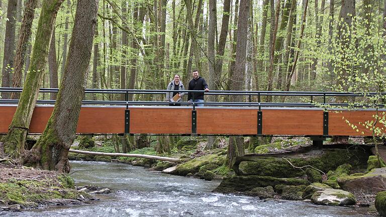Diese Brücke muss auf der Route überquert werden. - Diese Brücke muss auf der Route überquert werden. Diese Brücke muss auf der Route überquert werden. - Diese Brücke muss auf der Route überquert werden.