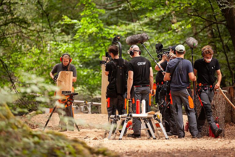 Im Fokus der Kameras: Lisa Gruber aus Neustadt während ihrer Teilnahme bei der Fernsehshow 'Motorsägen Masters'. Im Fokus der Kameras: Lisa Gruber aus Neustadt während ihrer Teilnahme bei der Fernsehshow 'Motorsägen Masters'. 