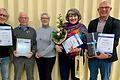 Die Geehrten beim Gesangverein: (von links) Herbert Schmidt(10 Jahre), Alfred Langer(40 Jahre, Ehrenmitgliedschaft), 2. Vorsitzende Lilo Beer sowie Gudrun Wolbert und Carsten Schmidt (jeweils 10 Jahre).
