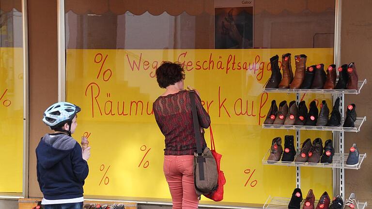 Ausverkauf beim Schuhhaus Gaul - Die Tage des traditionsreichen Schuhhauses Gaul in der Karlstadter Hauptstraße sind gezählt. Am Mittwoch hat der Räumungsverkauf begonnen. Davon künden große Plakate in den Schaufenstern. Wann Schluss ist, ist bisher nicht bekannt. Foto: Karlheinz Haase Ausverkauf beim Schuhhaus Gaul - Die Tage des traditionsreichen Schuhhauses Gaul in der Karlstadter Hauptstraße sind gezählt. Am Mittwoch hat der Räumungsverkauf begonnen. Davon künden große Plakate in den Schaufenstern. Wann Schluss ist, ist bisher nicht bekannt. Foto: Karlheinz Haase