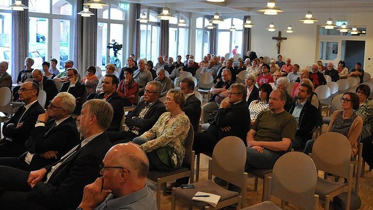 Die Infoveranstaltung zur Schließung des Hofheimer Krankenhauses und zur Neuausrichtung der Haßbergkliniken fand im sehr gut besuchten Pfarrheim am Montag statt.