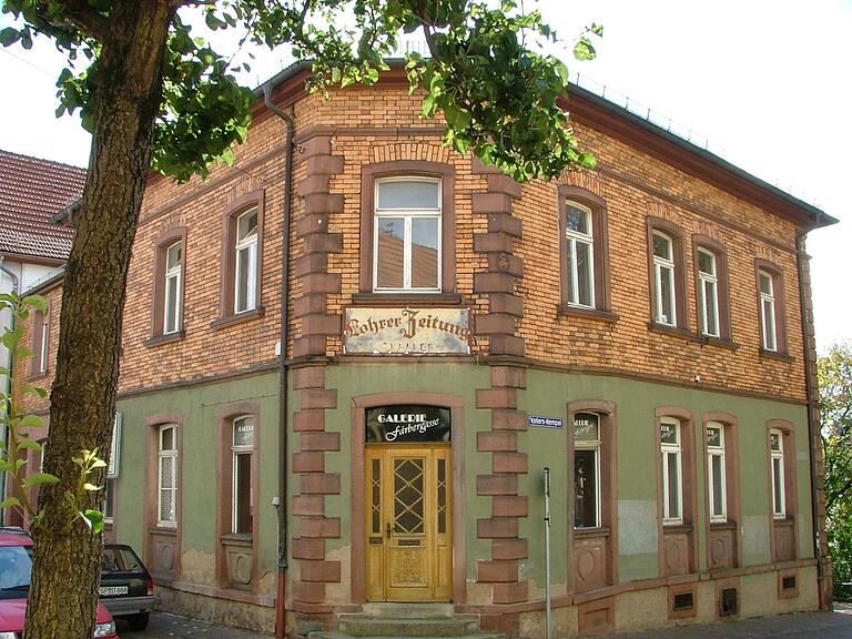 &nbsp;In diesem 1877 erbauten Gebäude am sogenannten Kellers-Rempel war bis zum Abriss im Jahr 2007 die 'Lohrer Zeitung' zuhause.