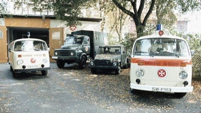 Würden heute alle auf einem Oldtimer-Treffen Freude bereiten. Einige Fahrzeuge aus den Anfangsjahren vor der Kulisse der alten Dienstelle am unteren Marienbach. Würden heute alle auf einem Oldtimer-Treffen Freude bereiten. Einige Fahrzeuge aus den Anfangsjahren vor der Kulisse der alten Dienstelle am unteren Marienbach.