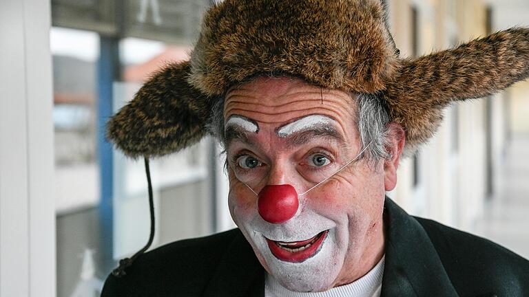Jochen Heil verwandelt sich für den Würzburger Verein Lachtränen e.V. regelmäßig in den Klinikclown JoJo.