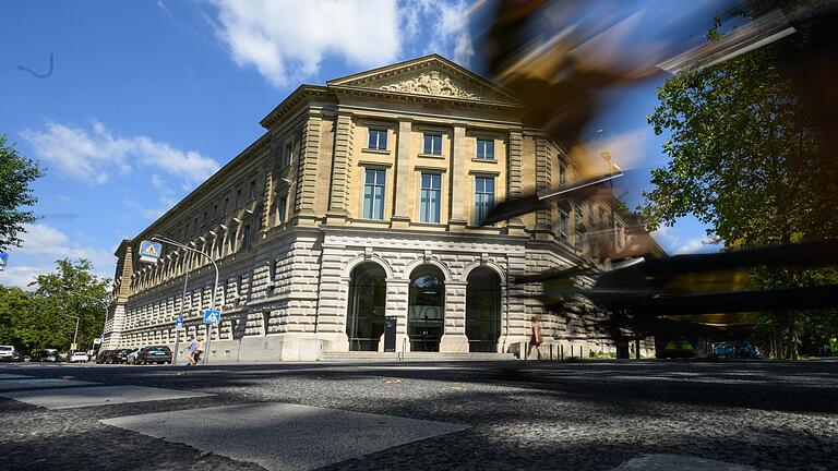 Vor dem Amtsgericht in Würzburg fiel ein Mann aus Ochsenfurt am Mittwoch mit üblen Beschimpfungen auf. Vor dem Amtsgericht in Würzburg fiel ein Mann aus Ochsenfurt am Mittwoch mit üblen Beschimpfungen auf.