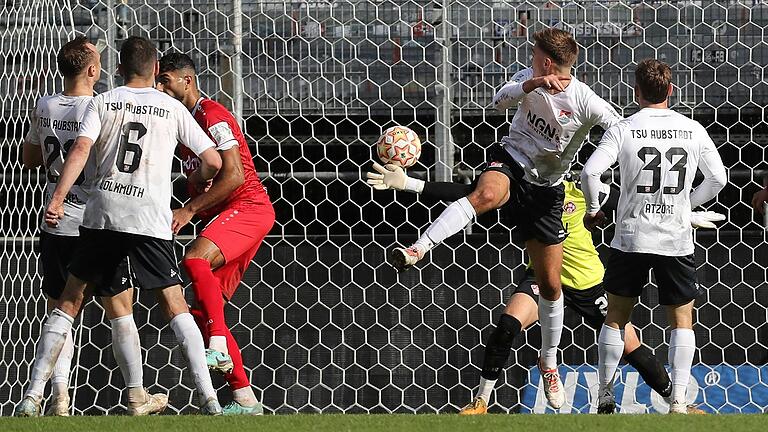 Max Grimm (Zweiter von rechts) setzt den Kopfball, der dem TSV Aubstadt (von links Marco Nickel, Marcel Volkmuth und Luca Atzori) den Ausgleich bei den Würzburger Kickers brachte. Max Grimm (Zweiter von rechts) setzt den Kopfball, der dem TSV Aubstadt (von links Marco Nickel, Marcel Volkmuth und Luca Atzori) den Ausgleich bei den Würzburger Kickers brachte.