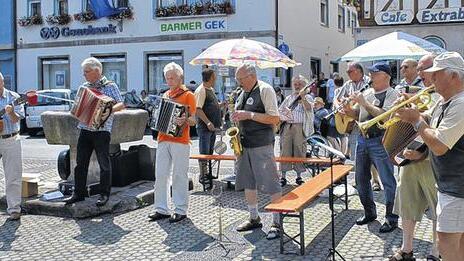 Lud zum Mitsingen ein: die Promiband. Lud zum Mitsingen ein: die Promiband.