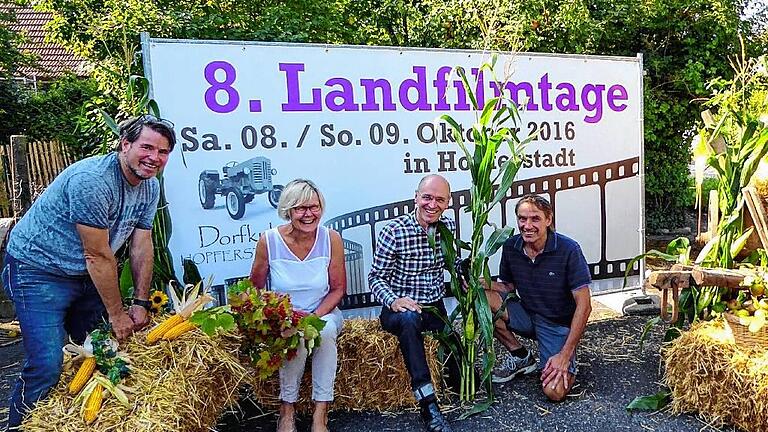 Werbung für die 8. Hopferstädter Landfilmtage. Unübersehbar und dekorativ von Ingbert Metzger, Berta Menth-Metzger, Gert Dobner und Norbert Pfeuffer (von links) aufgebaut.