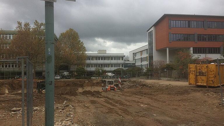 Abbruch der Realschule: Das alte Gebäude in der Kanzler-Stürtzel-Straße ist verschwunden. Derzeit werden noch die Reste des Kellers entsorgt. Foto: Siegfried Sebelka Abbruch der Realschule: Das alte Gebäude in der Kanzler-Stürtzel-Straße ist verschwunden. Derzeit werden noch die Reste des Kellers entsorgt. Foto: Siegfried Sebelka