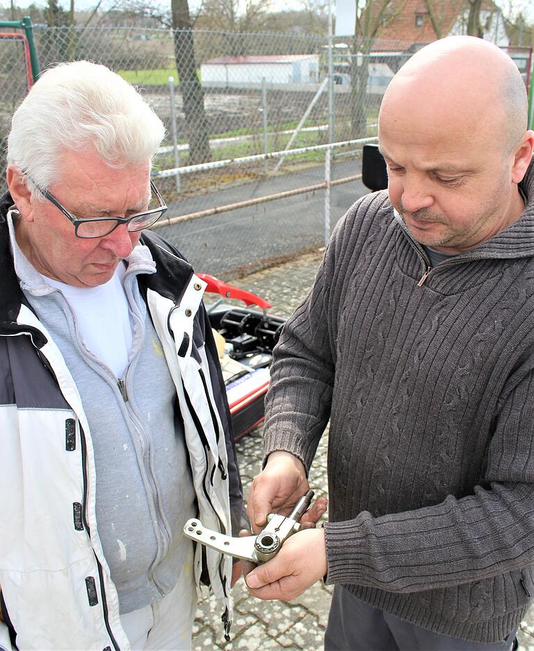Feinarbeit: Im Winter hat Michael Frei (rechts) die Motoren der Karts gewartet und auch dieses Lager ausgewechselt, das er MGSV-Vorstand Konrad Haub zeigt. Feinarbeit: Im Winter hat Michael Frei (rechts) die Motoren der Karts gewartet und auch dieses Lager ausgewechselt, das er MGSV-Vorstand Konrad Haub zeigt.