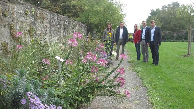 Blütenpracht ist im neugestalteten Klostergarten auch noch im Oktober zu finden, zur Freude von (von links) Karin Maisel, Armin Warmuth, Bernadette Roßberg, Daniel Korn und Holger Becker.       -  Blütenpracht ist im neugestalteten Klostergarten auch noch im Oktober zu finden, zur Freude von (von links) Karin Maisel, Armin Warmuth, Bernadette Roßberg, Daniel Korn und Holger Becker.
