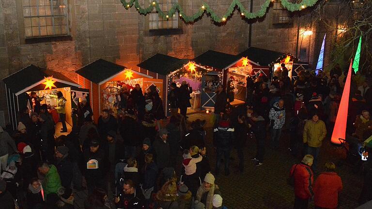 Weihnachtliche Stimmung mit Budenzauber auf dem Pfarrer-Alois-Friedrich-Platz. Weihnachtliche Stimmung mit Budenzauber auf dem Pfarrer-Alois-Friedrich-Platz.
