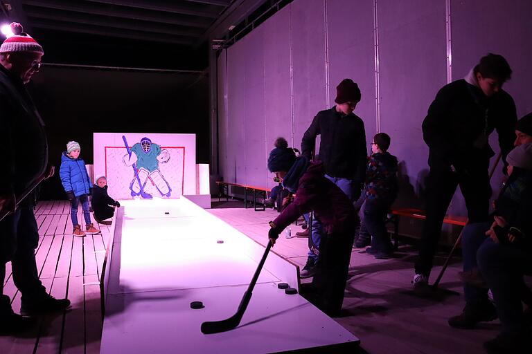 Die Kunst, mit dem Eishockeschläger den Puck ins Ziel zu bringen, gelang bei der Winterparty der Auber Stadtkapelle nicht jedem. Die Kunst, mit dem Eishockeschläger den Puck ins Ziel zu bringen, gelang bei der Winterparty der Auber Stadtkapelle nicht jedem.