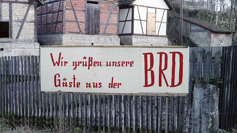 25 Jahre Mauerfall - regionale Fotos       -  Willkommensgrüße aus dem ehemaligen Grenzsperrbezirk Meiningen (Südthüringen), Januar 1990. Möglich waren die gegenseitigen Besuche zwischen West- und Ostdeutschen geworden, weil...