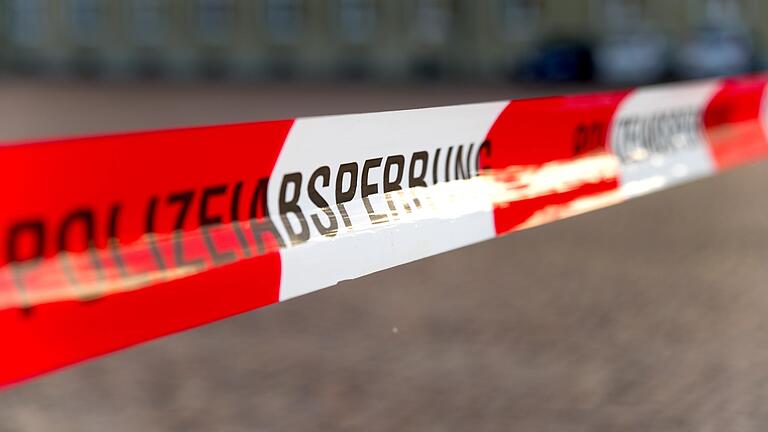 Diese Absperrung sichert meist einen Tatort. Gesperrt bleiben müssen für das Öffentliche Interesse zuweilen aber auch Wohnadressen von Tätern, die keine Tatorte sind. Das gebieten Persönlichkeitsrechte und Schutz der Privatsphäre. Dazu eine aktuelle Entscheidung des Deutschen Presserates Diese Absperrung sichert meist einen Tatort. Gesperrt bleiben müssen für das Öffentliche Interesse zuweilen aber auch Wohnadressen von Tätern, die keine Tatorte sind. Das gebieten Persönlichkeitsrechte und Schutz der Privatsphäre. Dazu eine aktuelle Entscheidung des Deutschen Presserates 