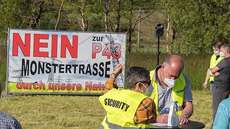 Gegen eine mögliche Monstertrasse der Freistromleitung P 43 durch das Gemeindegebiet der vier Ortsteile von Karsbach demonstrierten Bürger aus der Gemeinde und Politiker aus dem Gemündener Raum und Sinngrund am Rande des Gewerbegebietes von Heßdorf. Wegen der Coronaauflagen waren nur 150 Teilnehme bei der Veranstaltung zugelassen. Mit Traktoren kennzeichneten sie einen möglichen Trassenverlauf quer durch die Landschaft. Ein 40 Meter hoher Kran sollte einen Eindruck zu den möglicherweise 50 bis 80 Meter hohen Masten vermitteln.