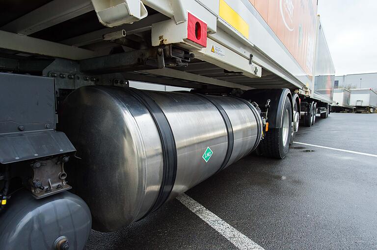 Das Liquid-Natural-Gas (LNG) ist in einem runden Spezialtank an der Seite des Fahrzeugs angebracht. Der Treibstoff wird zur Speicherung auf minus 160 Grad Celsius gekühlt. Dadurch ändert sich der Aggregatzustand von gasförmig zu flüssig. Das Liquid-Natural-Gas (LNG) ist in einem runden Spezialtank an der Seite des Fahrzeugs angebracht. Der Treibstoff wird zur Speicherung auf minus 160 Grad Celsius gekühlt. Dadurch ändert sich der Aggregatzustand von gasförmig zu flüssig.