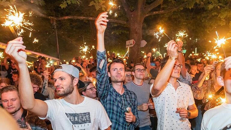 Für besondere Stimmung sorgt der Wunderkerzenzauber am Montagabend beim Volkacher Weinfest. In diesem Jahr bei perfektem Wetter und zur Musik der Stimmungskapelle „Die Oberspiesheimer'. Für besondere Stimmung sorgt der Wunderkerzenzauber am Montagabend beim Volkacher Weinfest. In diesem Jahr bei perfektem Wetter und zur Musik der Stimmungskapelle „Die Oberspiesheimer'.