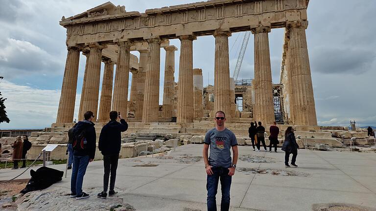 Oberhalb von Athen auf der Akropolis: Eines der Bilder von Lars Hambacher konnten die beiden vor den Fängen der griechischen Sicherheitsleute retten. Oberhalb von Athen auf der Akropolis: Eines der Bilder von Lars Hambacher konnten die beiden vor den Fängen der griechischen Sicherheitsleute retten.