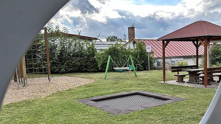 Der Spielplatz in Sternberg wurde von einer Firma 'unter die Lupe genommen.' Dabei ging es unter anderem um ein erdverbautes Trampolin. Hier war die Einfassung nicht mehr ausreichend befestigt.