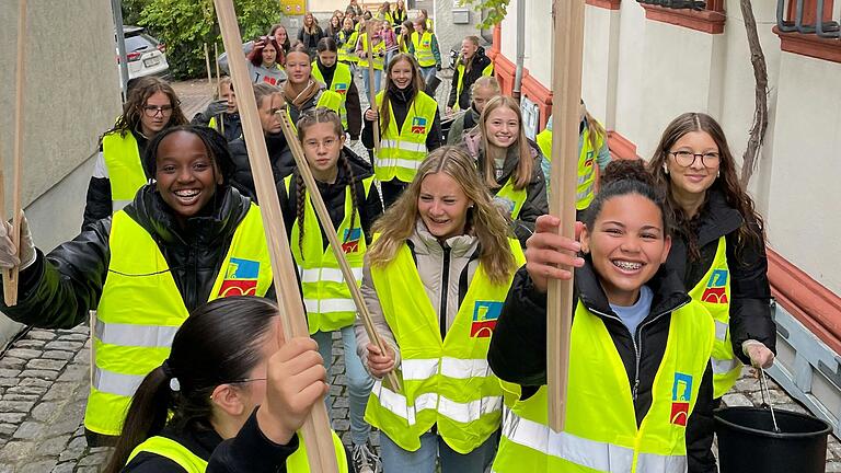 Schülerinnen der Mädchenrealschule starten bei 'Tour de Müll'.